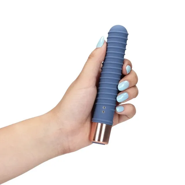 Vibrator LOVELINE Ribbed Mini Vibrator. cu striații pentru stimulare versatilă. 10 funcții de vibrație. lungime 14.1 cm. albastru